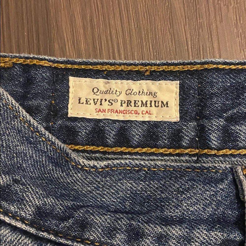 Levi’s 80s Mom Shorts (30) - Picture 2 of 4